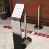 Poste Inox com Cinta Vermelha Extensível Gestor de Filas